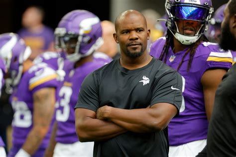 Dane Mizutani: Brian Flores is learning what Ed Donatell lived. This is a flawed defense for the Vikings.